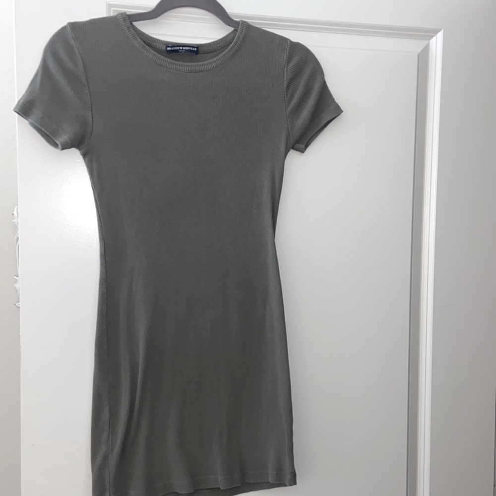 • BRANDY MELVILLE GREEN BODYCON DREAS